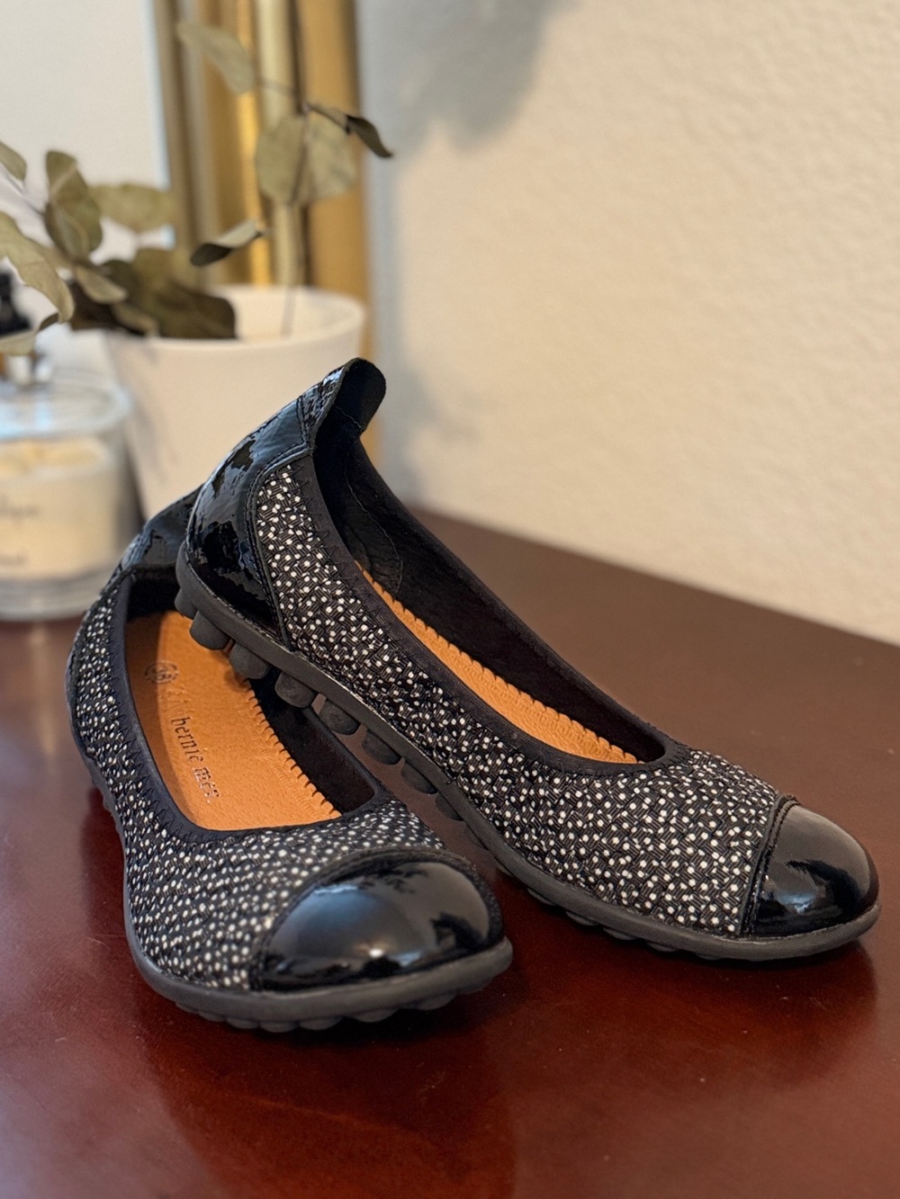 Bernie Mev Women’s Black Textured Polka Dots Ballet Flats with Patent Toe Size 7